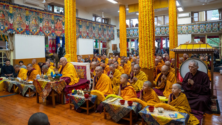 El Venerable Samdhong Rimpoché dirige las oraciones de larga vida para Su Santidad el Dalái Lama, acompañado a su derecha por el abad del Monasterio Gyume y, a su izquierda, por el abad del Monasterio Shang Gaden Chökhorling, así como por las jóvenes reencarnaciones de Dromo Geshe Rimpoché, Geshe Lhundup Sopa y el anterior abad del Monasterio Sé-Gyu, en el Templo Principal Tibetano de Dharamsala, Himachal Pradesh, India, el 7 de mayo de 2025. Foto de Tenzin Choejor.