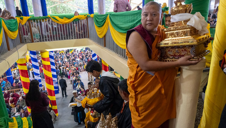 Miembros de las comunidades organizadoras se alinean a lo largo del camino hacia el Templo Principal Tibetano, sosteniendo ofrendas para Su Santidad el Dalái Lama durante la ceremonia de ofrenda de larga vida, celebrada en el Templo Principal Tibetano de Dharamsala, Himachal Pradesh, India, el 7 de mayo de 2025.