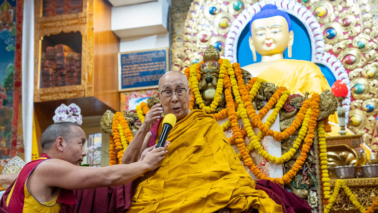 Su Santidad el Dalái Lama se dirige a la congregación durante la ceremonia de ofrenda de larga vida, celebrada en el Templo Principal Tibetano de Dharamsala, Himachal Pradesh, India, el 7 de mayo de 2025. Foto de Tenzin Choejor.