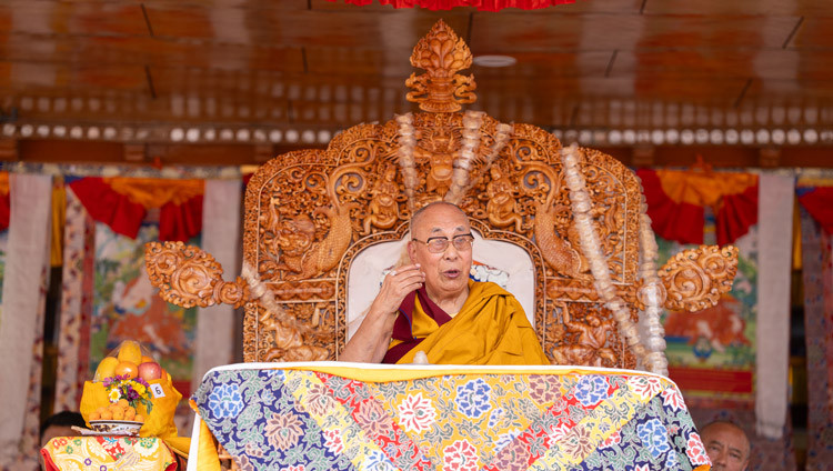 Su Santidad el Dalái Lama se dirige a la congregación durante las oraciones de larga vida que le ofreció el pueblo de Ladakh en el recinto de Kalachakra, en Padum, Zanskar, Ladakh (India), el 23 de julio de 2025. Foto de Tenzin Choejor.