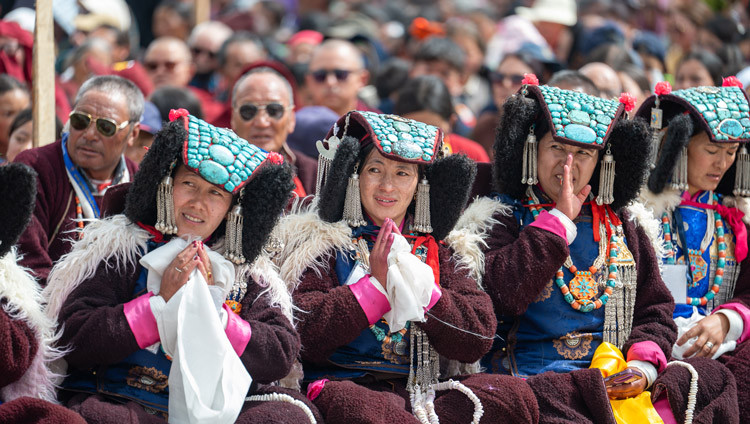 Miembros de la comunidad, ataviados con el traje tradicional, escuchan a Su Santidad el Dalái Lama durante las oraciones de larga vida que le ofreció el pueblo de Ladakh en el recinto de Kalachakra, en Padum, Zanskar, Ladakh (India), el 23 de julio de 2025. Foto de Ven. Zamling Norbu.