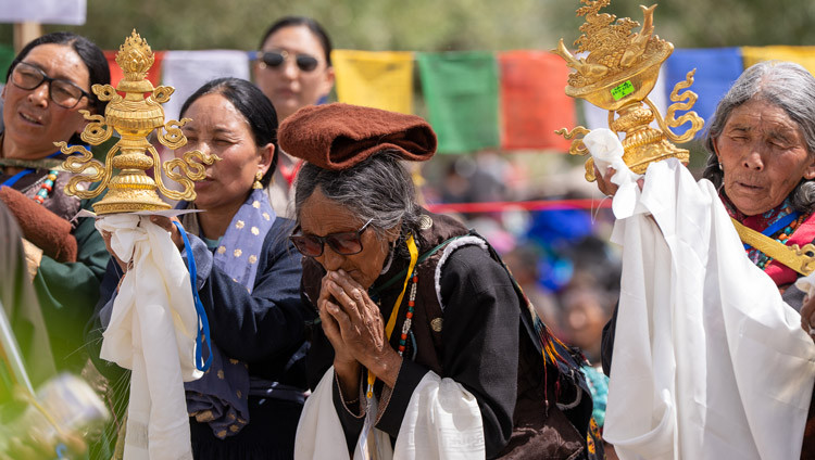 Miembros de la comunidad sostienen ofrendas para Su Santidad el Dalái Lama durante las oraciones de larga vida que le ofreció el pueblo de Ladakh en el recinto de Kalachakra, en Padum, Zanskar, Ladakh (India), el 23 de julio de 2025. Foto de Tenzin Choejor.