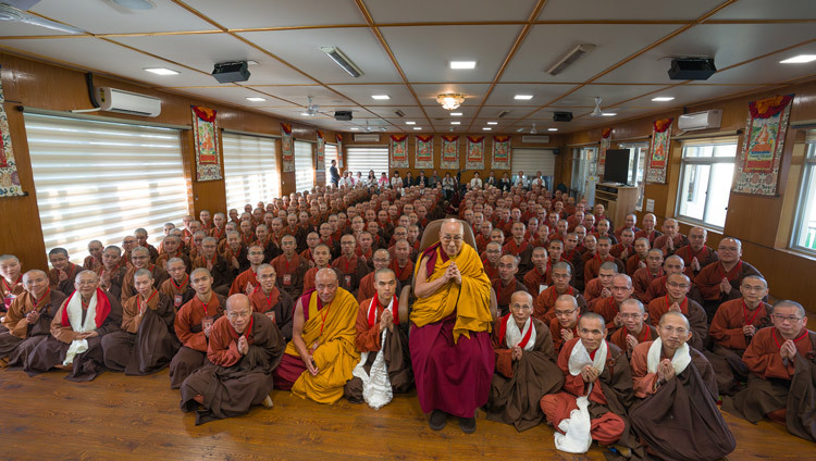 Su Santidad el Dalái Lama posando para una foto de grupo con monjes y monjas de Taiwán tras su encuentro en su residencia de Dharamsala, HP, India, el 19 de noviembre de 2025. Fotografía de Tenzin Choejor.