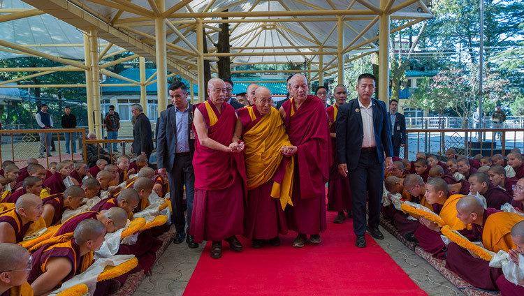 Su Santidad el Dalái Lama llega al patio del Templo Tibetano Principal para reunirse con las monjas que participaron en el Debate de Invierno, en Dharamsala, Himachal Pradesh, India, el 18 de octubre de 2026. Fotografía de Tenzin Choejor.