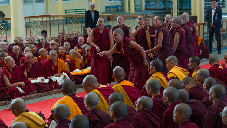 Varias monjas hacen una demostración de debate ante Su Santidad el Dalái Lama en el patio del Templo Tibetano Principal, durante el encuentro con las participantes en el Debate de Invierno, en Dharamsala, Himachal Pradesh, India, el 18 de octubre de 2026. Fotografía de Tenzin Choejor.