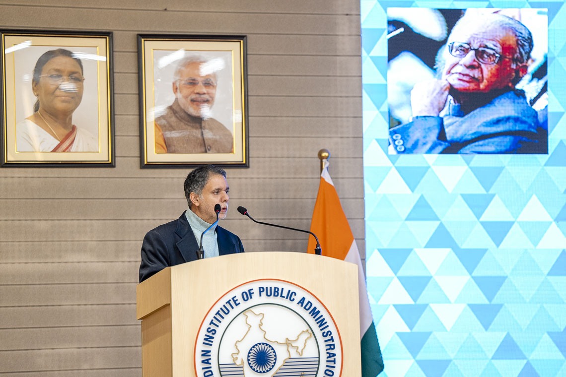 Atulindra Nath Chaturvedi dando la bienvenida a Su Santidad el Dalái Lama al comienzo del programa en el Instituto de Administración Pública de la India en Nueva Delhi, India, el 21 de enero de 2023. Foto de Tenzin Choejor