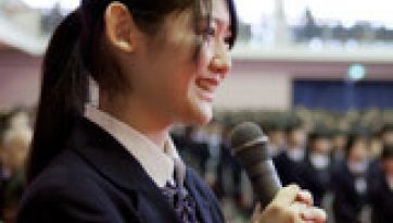 Students of Yakumo Academy, Tokyo, cheer His Holiness the Dalai Lama
