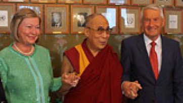 His Holiness the Dalai Lama Arrives in Oslo to Warm Public Welcome