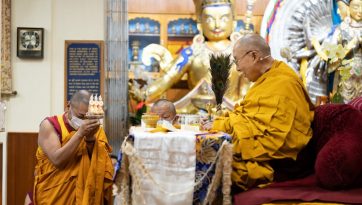 期間限定お値下げ！早い者勝ち！　ＴＨＥ　ＤＡＬＡＩ　ＬＡＭＡ ✨𝐂𝐞𝐥𝐞𝐛𝐫𝐚𝐭𝐢𝐧𝐠 𝐇𝐢𝐬 𝐇𝐨𝐥𝐢𝐧𝐞𝐬𝐬 𝐃𝐚𝐥𝐚𝐢
