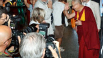 Hundreds of people welcome His Holiness the Dalai Lama on his third visit to Estonia