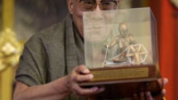 Homepage » News » The Dalai Lama receives Mahatma Gandhi International Award in Bodh Gaya » The Dalai Lama receives Mahatma Gandhi International Award in Bodh Gaya