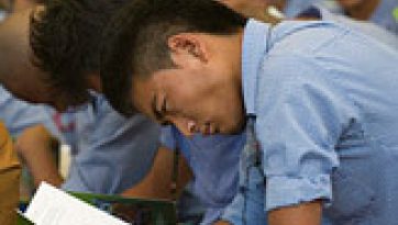 The Dalai Lama urges Tibetan students to become professionals