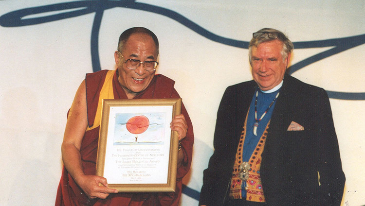 His Holiness the Dalai Lama accepting the Juliet Hollister Award from the Juliet Hollister Foundation in New York, NY, USA on May 5, 1998.