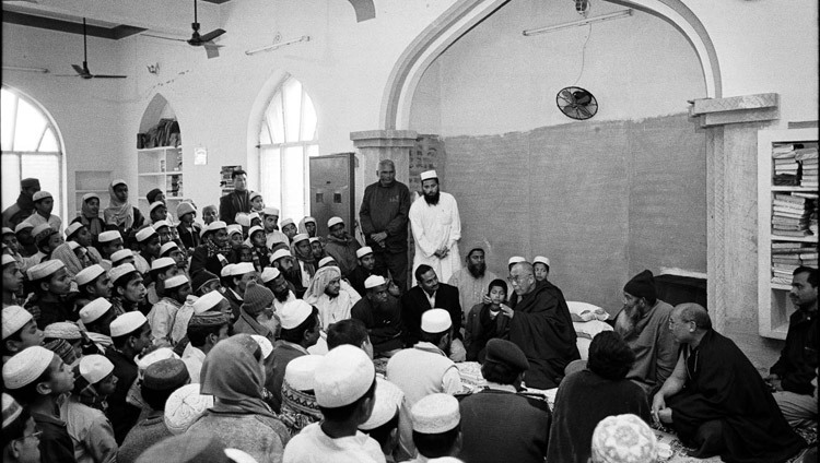 His Holiness the Dalai Lama speaking at the Madrasa Zeya-Oloomul Mosque in Bodhgaya, Bihar, India on January 16, 2003. (Photo by Manuel Bauer)