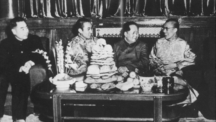 Chu Ân Lai, Ban Thiền Lạt Ma, Mao Trạch Đông và Đức Đạt Lai Lạt Ma tại Bắc Kinh, Trung Quốc năm 1956. (Hình ảnh Tây Tạng Hình ảnh lịch sự)