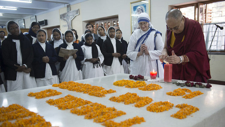 His Holiness the Dalai Lama lighting a candle at the tomb of Mother Teresa during his visit to Mother Teresa's House in Kolkata, West Bengal, India on January 12, 2015. (Photo by Tenzin Choejor/OHHDL)