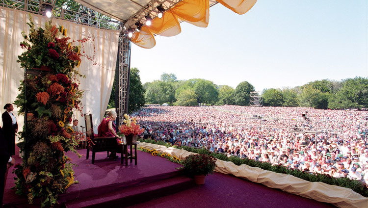 The Dalai Lama speaking about peace and inner happiness to a crowd of 60,000 in Central Park, New York City, USA on September 21, 2003. (Photo by Manuel Bauer