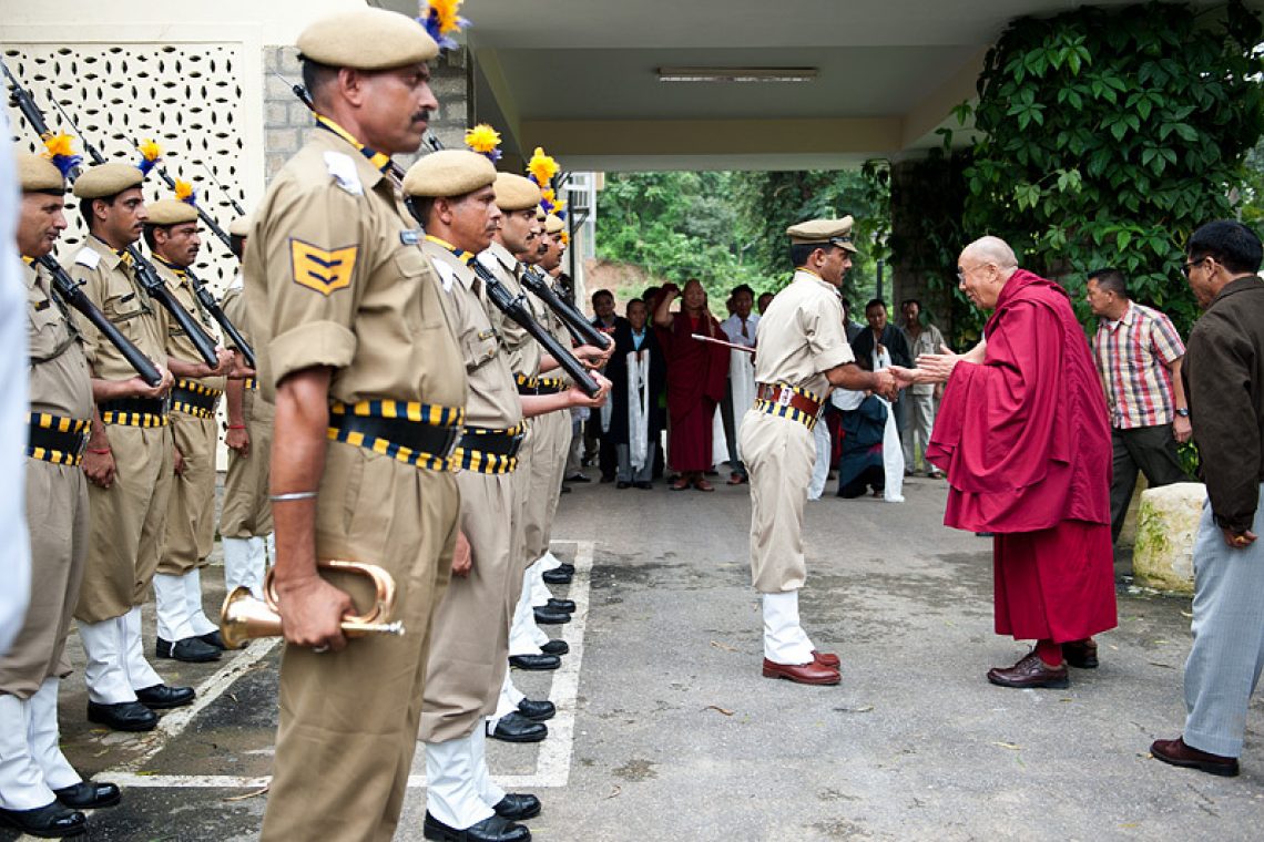 2010 08 16 03Mandi Circuit House Local Police Greet