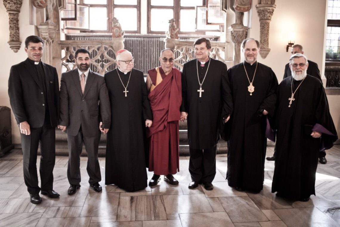 Другие православные конфессии. Священник и Далай лама. Священники разных конфессий. Люди разных конфессий. Служители разных религий.