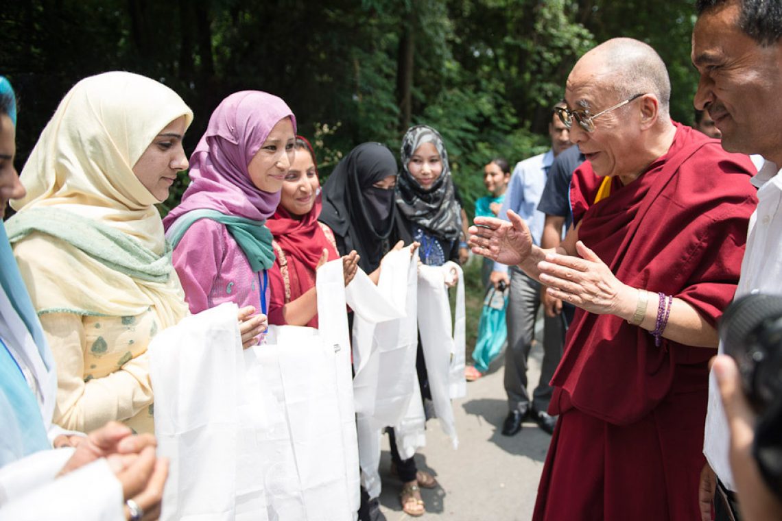 https://www.dalailama.com/assets/pictures/2012/2012-India/2012_07_12_Srinagar/_picturesLarge/2012_07_12_Srinagar_G02.jpg