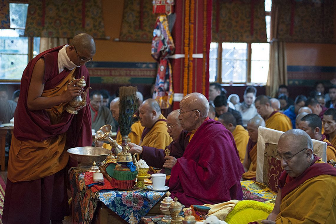 Монахи едят мясо. Далай лама монастырь. Монастырь Далай лама Индия. Тибетские монастыри Далай лама 14. Лама Сангха Тензин.