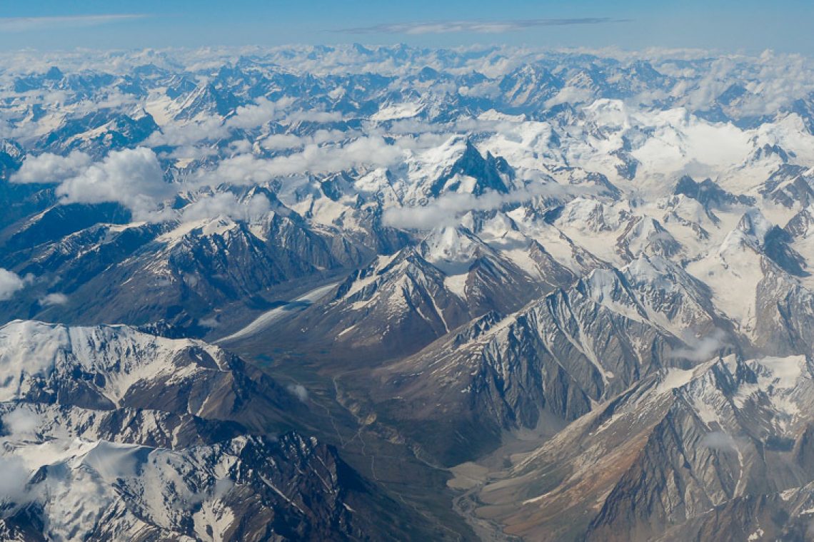 Высота вершины гималаи. Гора Эверест (Джомолунгма). Гималаи. Эверест Джомолунгма с самолета. Гималаи с самолета. Гималаи Эверест панорама самолета.