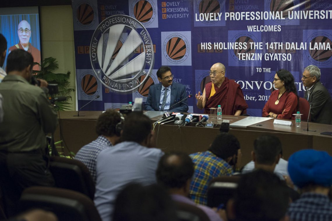 Dalai Lama di konferensi pers Pertemuan Ke-5 Lovely Professional University, Sabtu (14/11/2015).