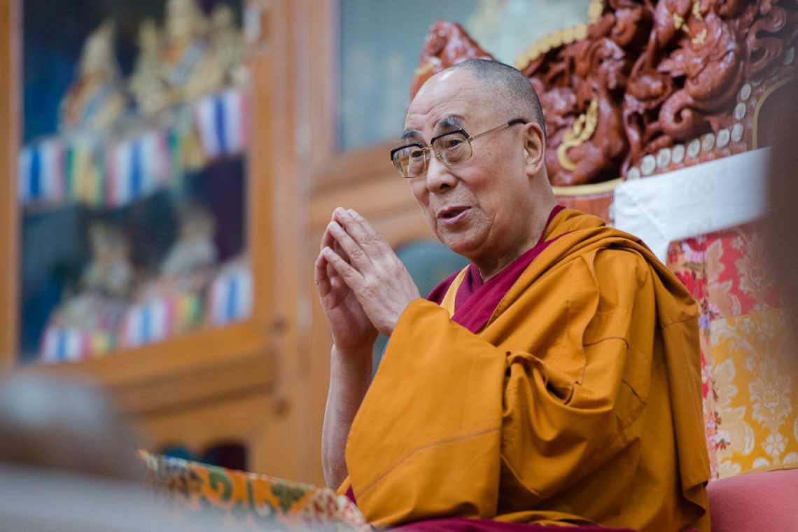 Буддисты это кто. Тибетский буддизм Далай-лама. Буддисты Далай лама. Монах Далай лама. Лама Сангха Тензин.